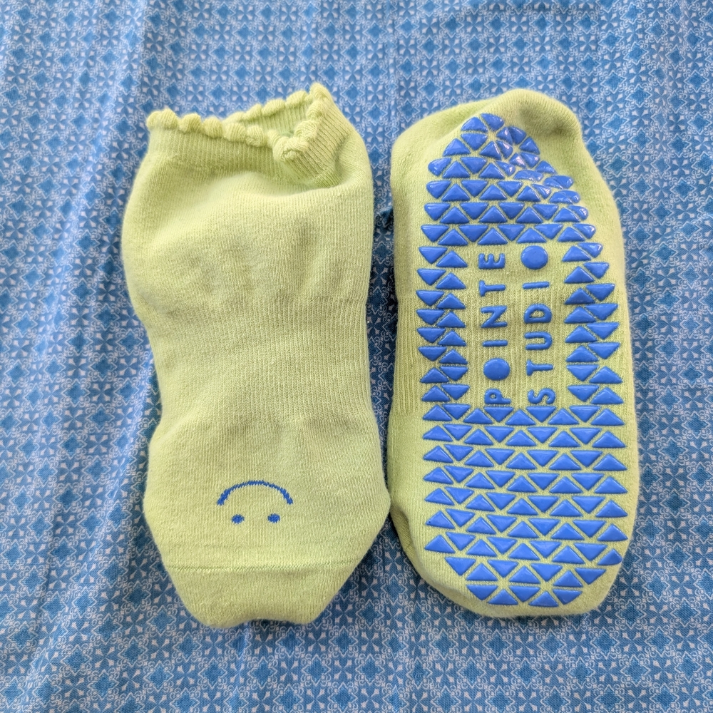Pointe Studio Women's Grip Socks - Green and Blue
